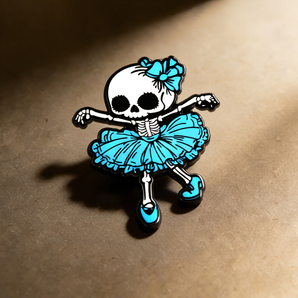 Embroidery Gothic - Niedliche Gothic-Blaue Skelett-Ballerina Emaille-Brosche Halloween-Thema Gruselig