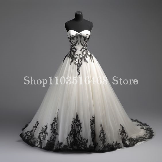 Embroidery Gothic - Schwarz-weißes gotisches besticktes Hochzeitskleid, verträumt, exquisites
