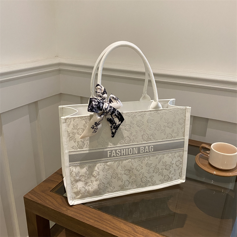 Luxuriöse Elegante Damen-Trage – Embroidery On Leather Bewertung und Preis