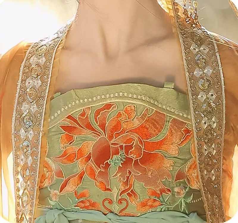 Traditionelles Chinesisches Ha – Embroidery Yellow Dress Bewertung und Preis